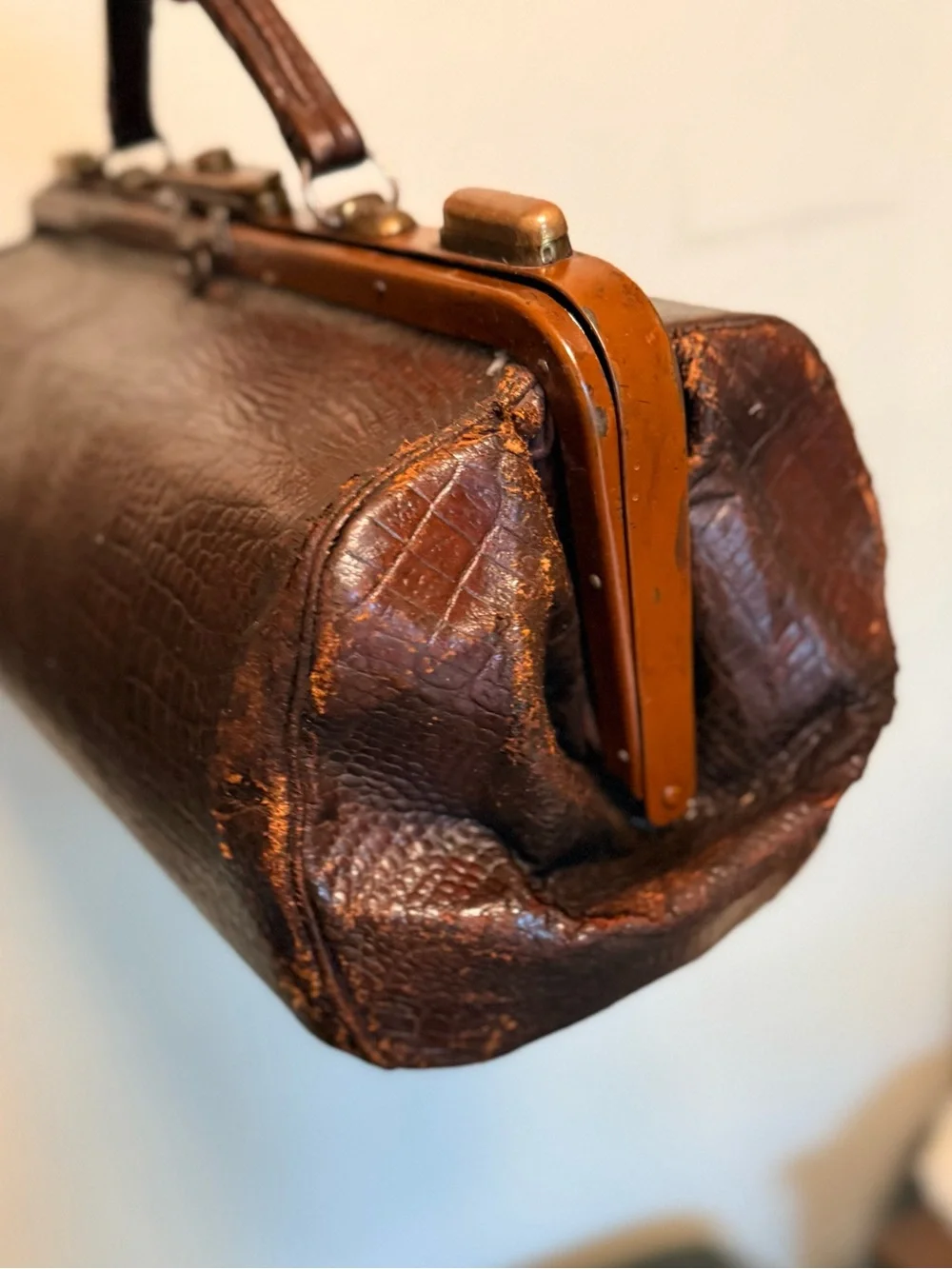 RARE Antique Crocodile Embossed Leather Gladstone Doctor Bag Brass Lock 1900s